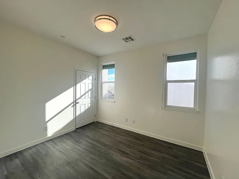 1533 Franklin Ln — Photo 49