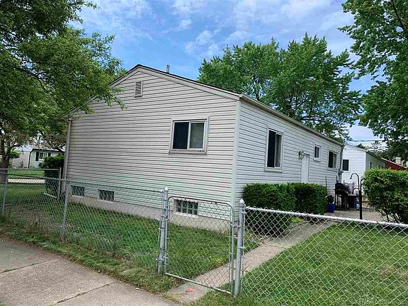 3rd image of 20557 Stafford St