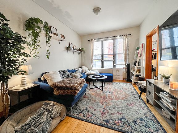 2nd image of 2010 W Chicago Ave #1