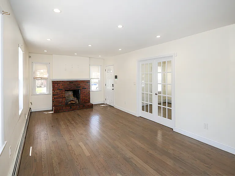 987 Kings Pkwy — Photo 13