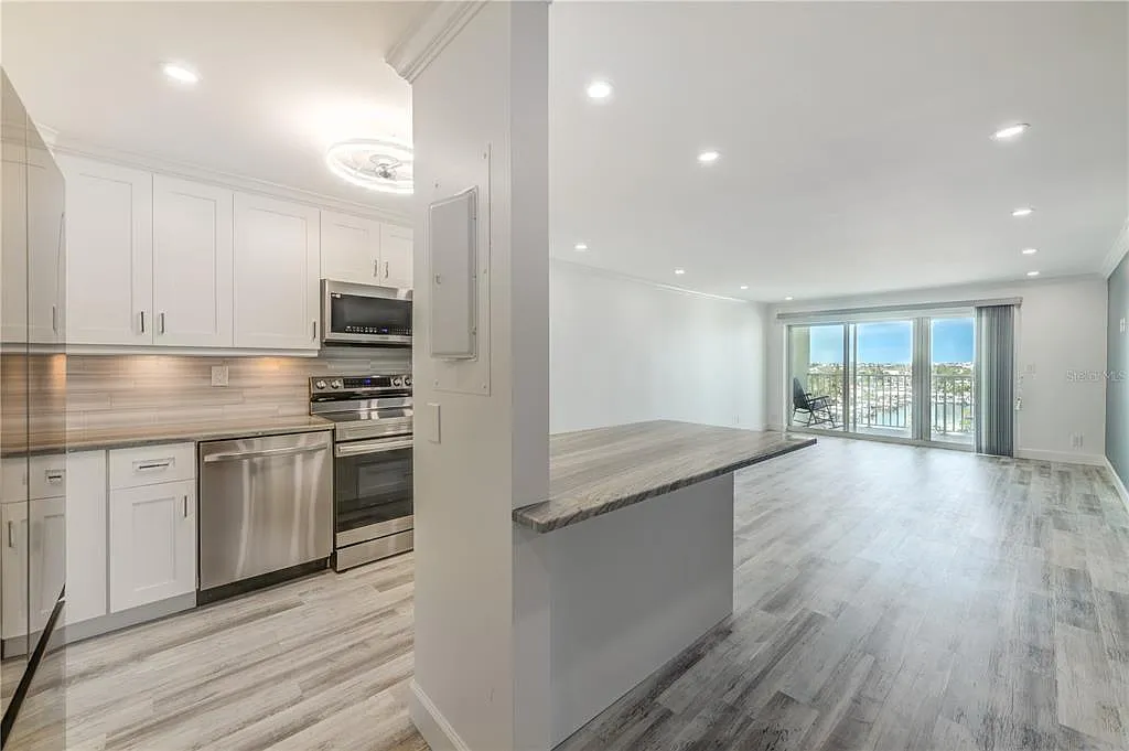 1 bed, 1.5 bath, 843 sqft, $2,500 — Photo 2