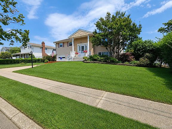 2nd image of 7 Sterling Drive