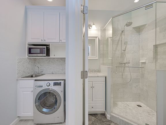 Bsmt - Studio Ste w/BA & Washer/Dryer