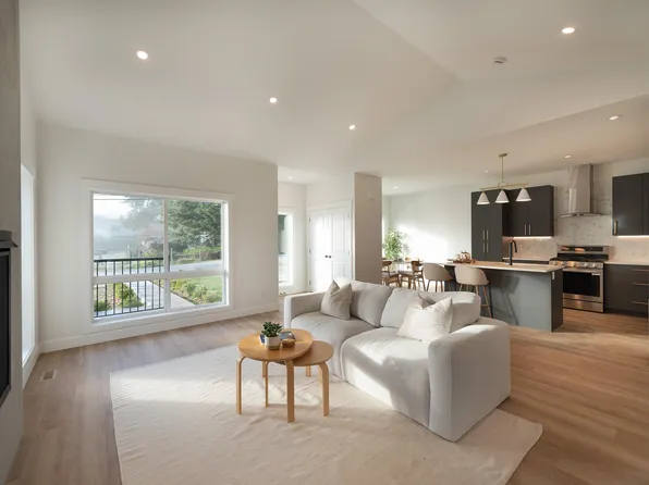 5416 Mills Rd, Sechelt, BC V7Z 0M3