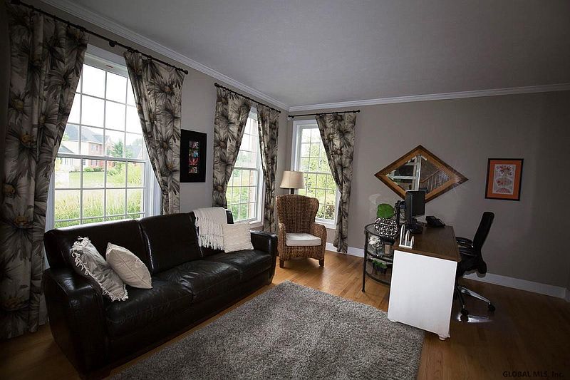 3rd image of 18 WINDSOR Court