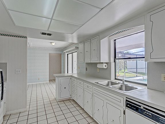 5th image of 924 Flamango Ct W