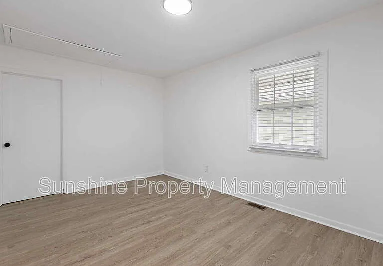906 37th St — Photo 7