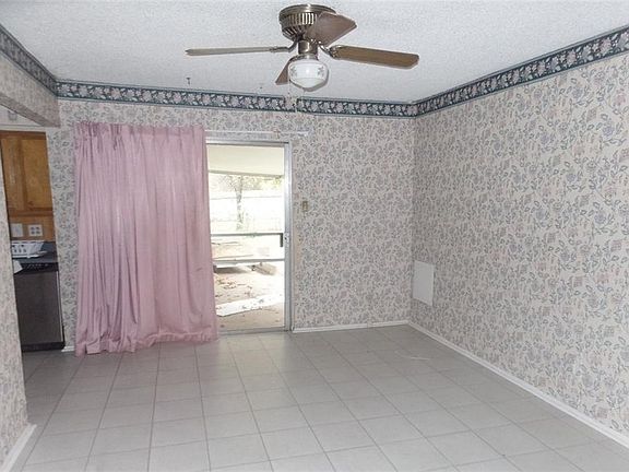 2nd image of 303 Live Oak Dr