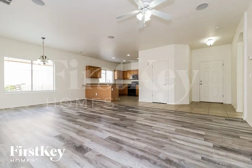 3 bed, 2.0 bath, 1407 sqft, $2,145 — Photo 3