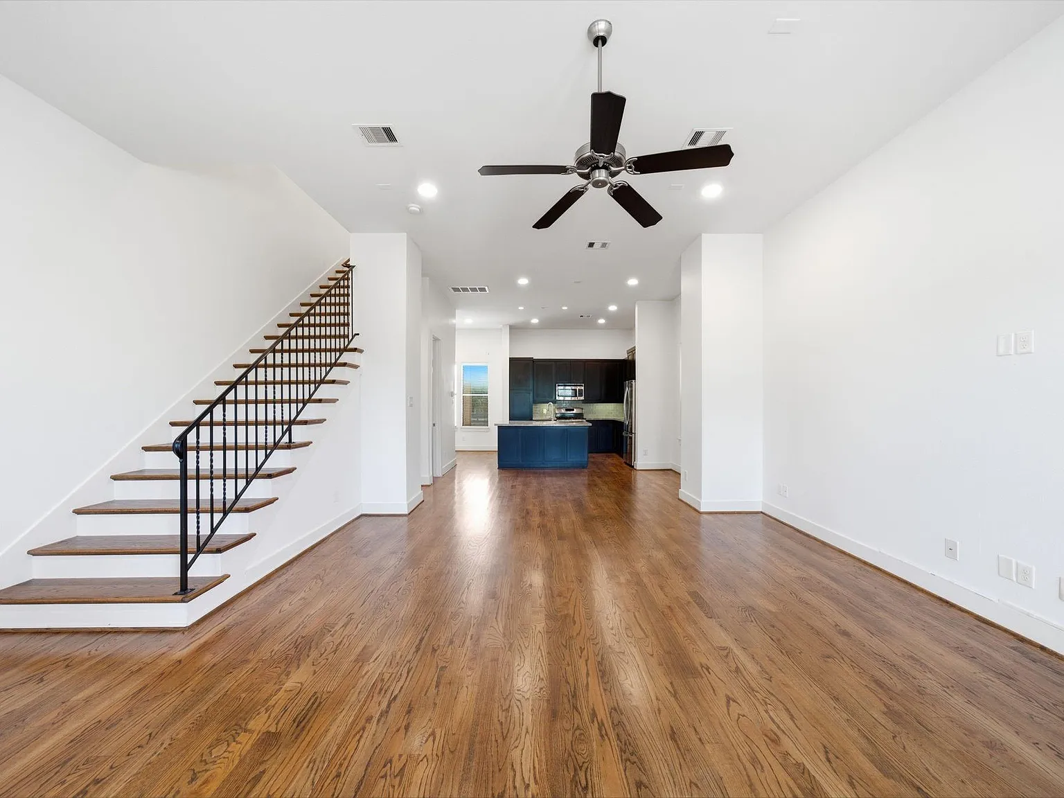 3 bed, 3.5 bath, 2156 sqft, $2,700 — Photo 4