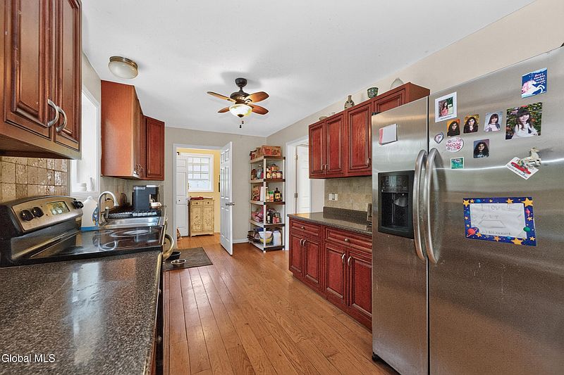 3rd image of 25 Hawthorne Hill Road