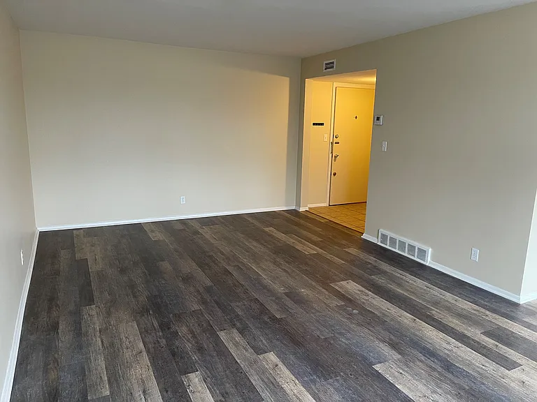 Embassy House Apartments — Photo 5