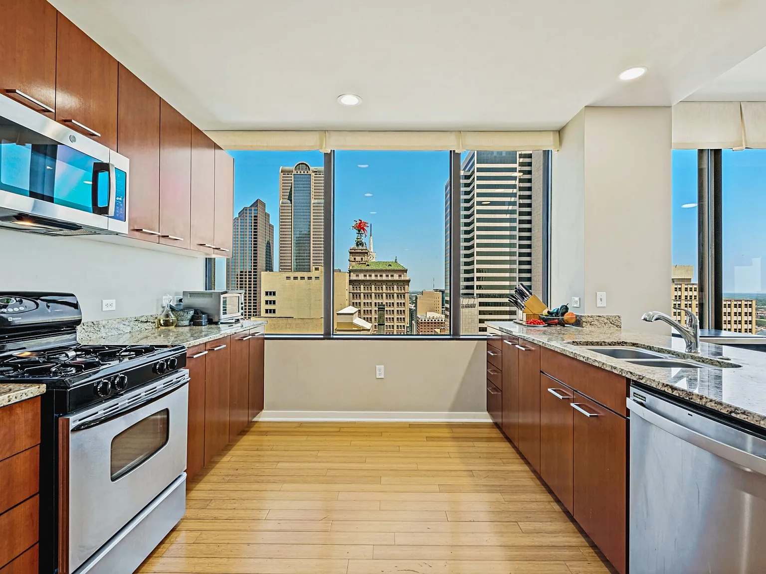3 bed, 2101 sqft, $5,000 — Photo 4