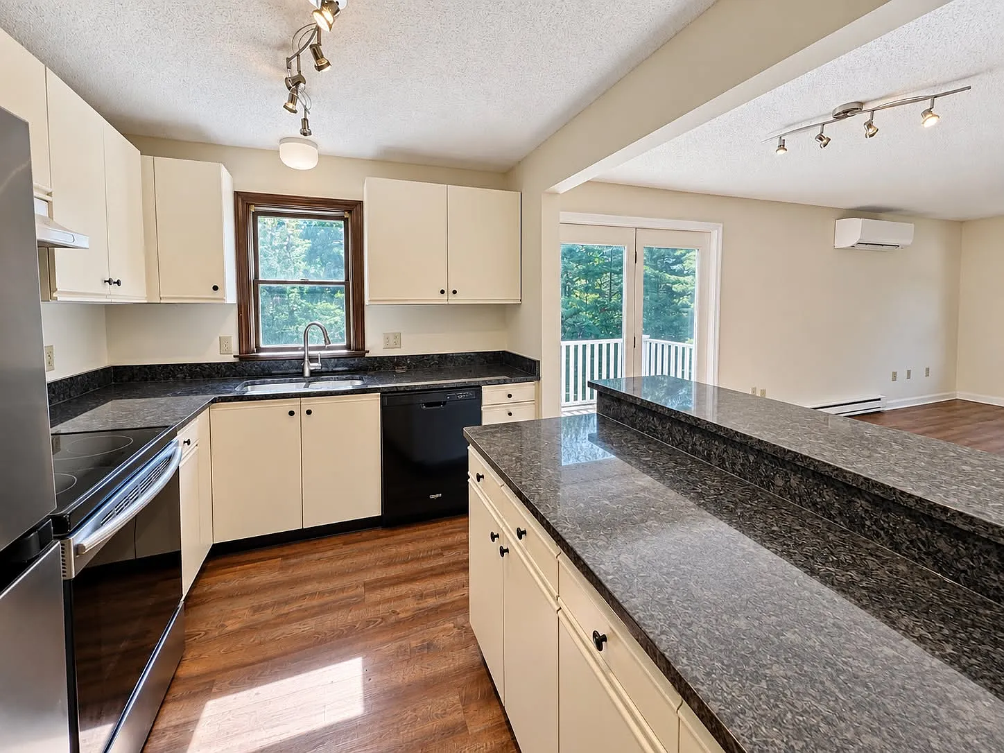 2 bed, 750 sqft, $2,100 — Photo 3