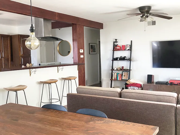 568 N Commonwealth Ave — Photo 4