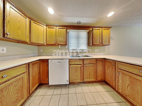 4th image of 982 Manchester Dr