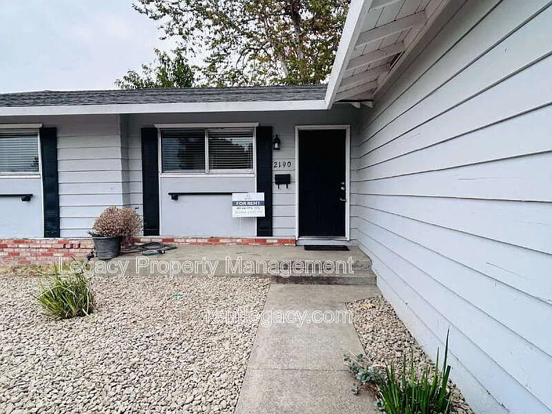 4 bed, 2.0 bath, 1274 sqft, $3,500 — Photo 2