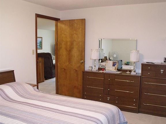 4th image of 2416 Steven Ave