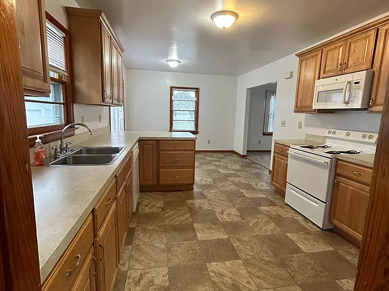 926 E Main St — Photo 3