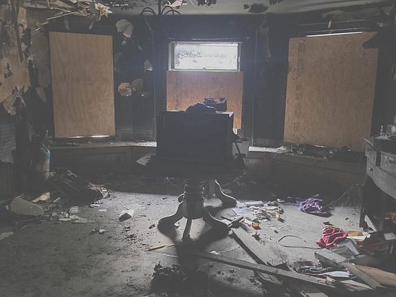 5th image of 104 E Main St