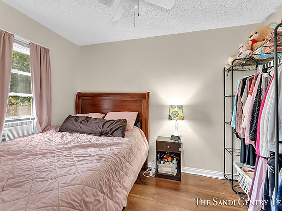 4th image of 1442 Oakgrove St
