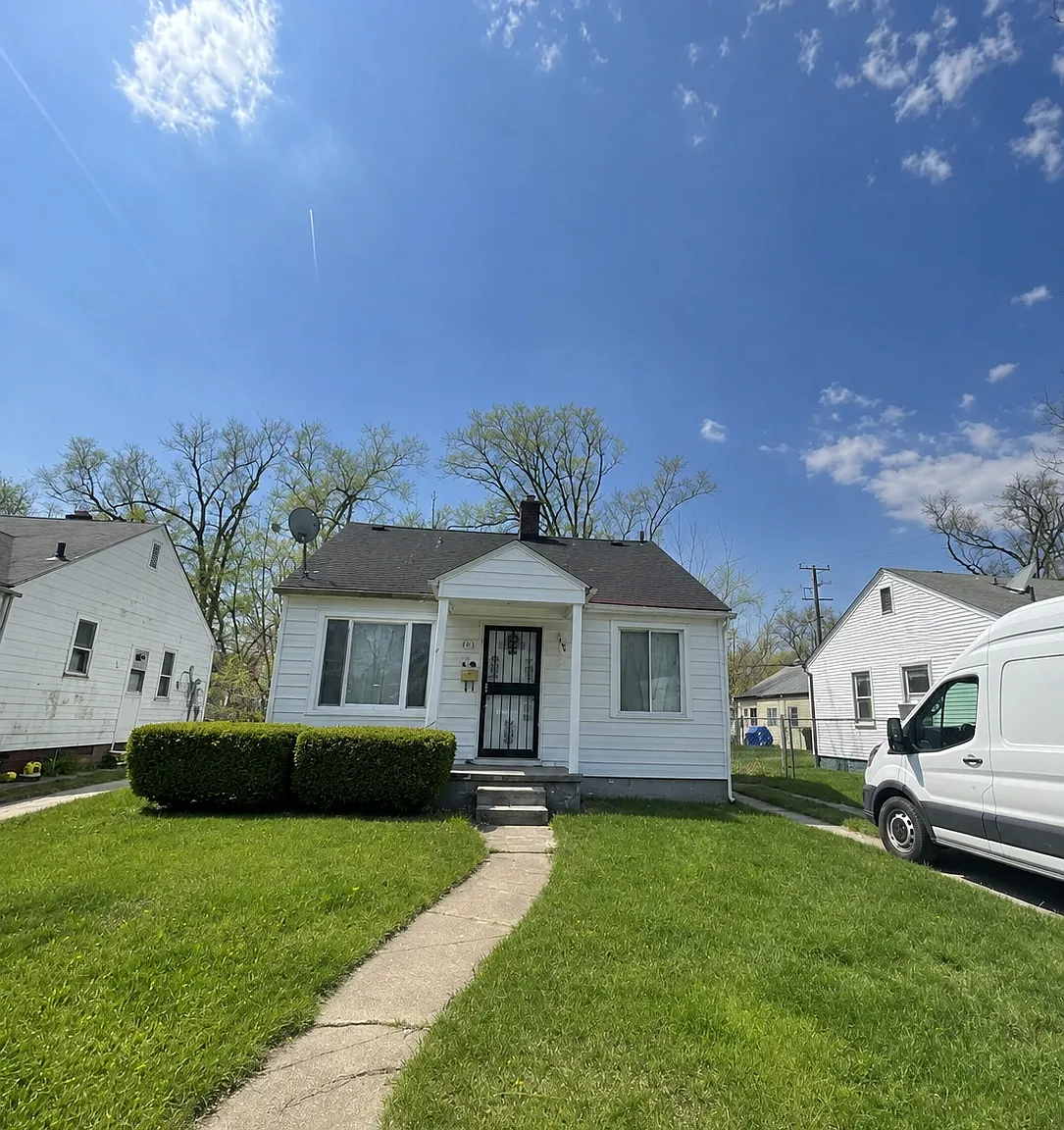3 bed, 1000 sqft, $1,300 — Photo 1