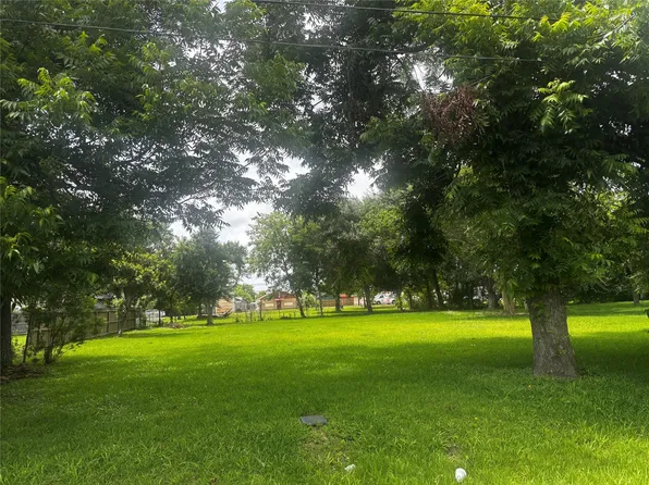 908 Chestnut St, La Marque, TX 77568