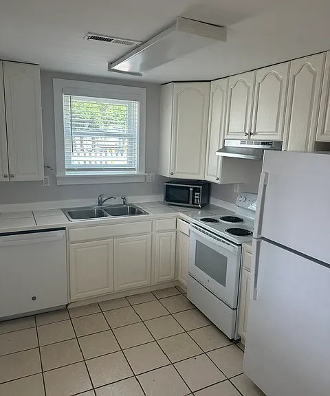 16 Greensboro St W #A — Photo 3