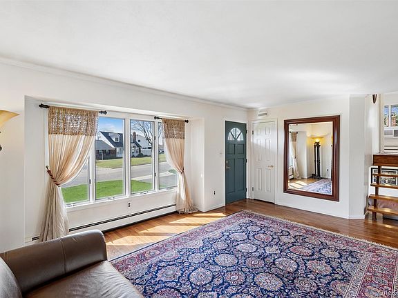 4th image of 48 Roxbury Drive