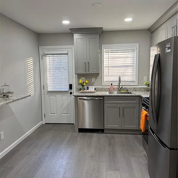 2637 Lester St — Photo 4