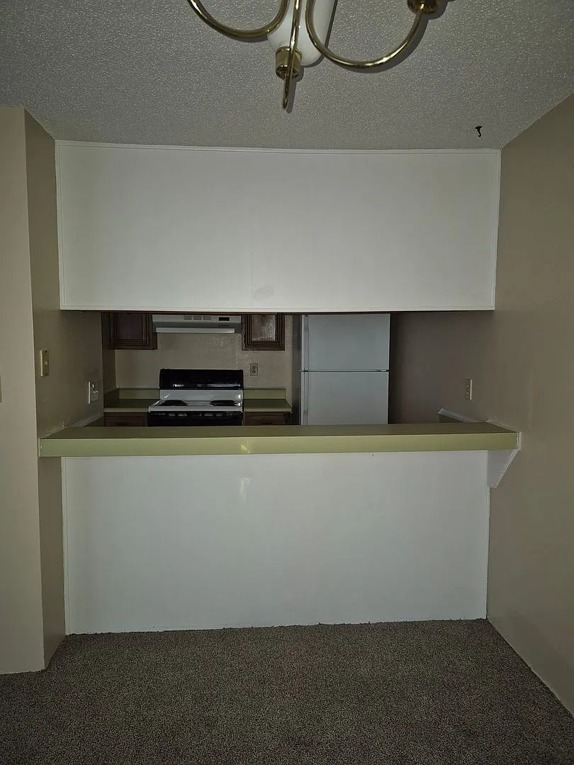 Spacious 2 Bedroom Condo — Photo 2