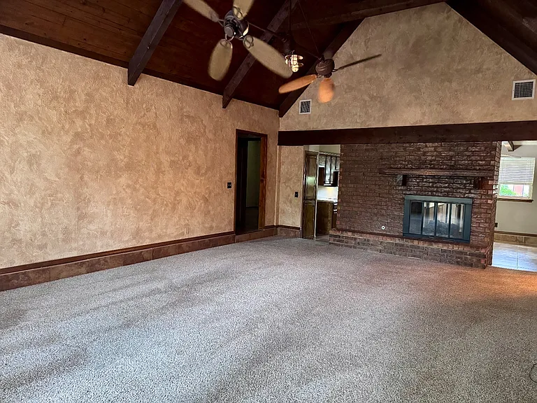 3812 NE 142nd Cir — Photo 3