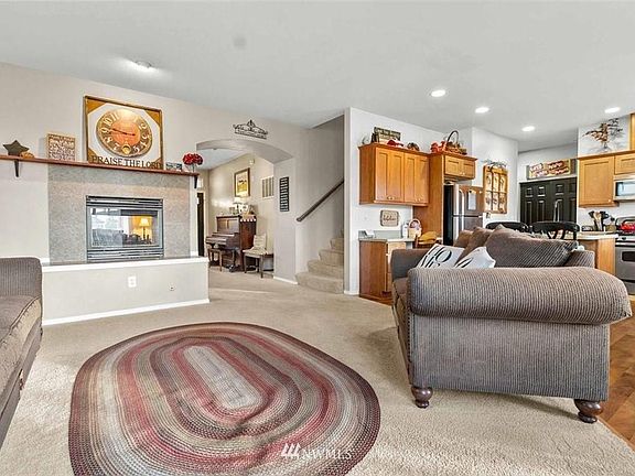 4th image of 241 NE Tronson Cir