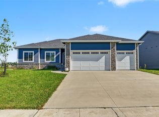 1041 Cardinal Dr, Polk City, IA 50226