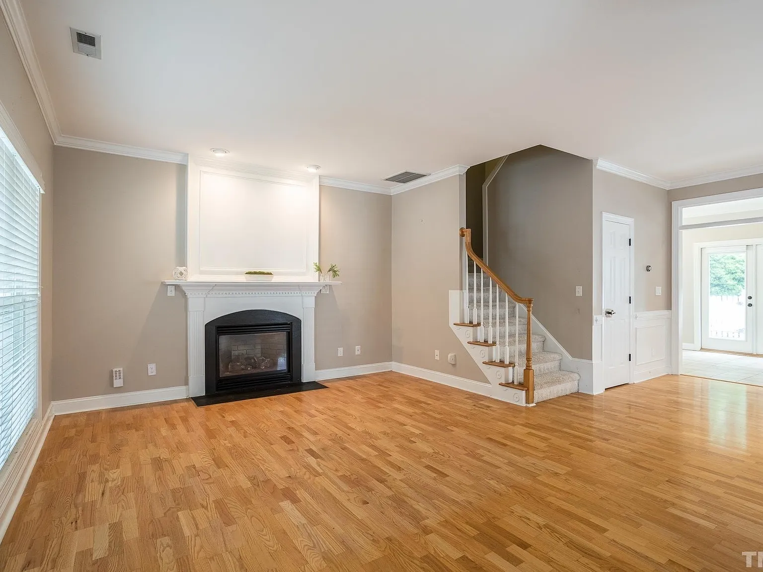 3 bed, 2.5 bath, 1504 sqft, $2,050 — Photo 3