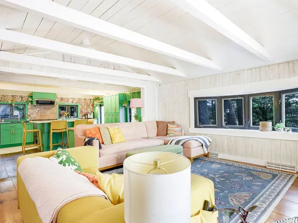 39 Goldfinch Ln, Plymouth, MA 02360