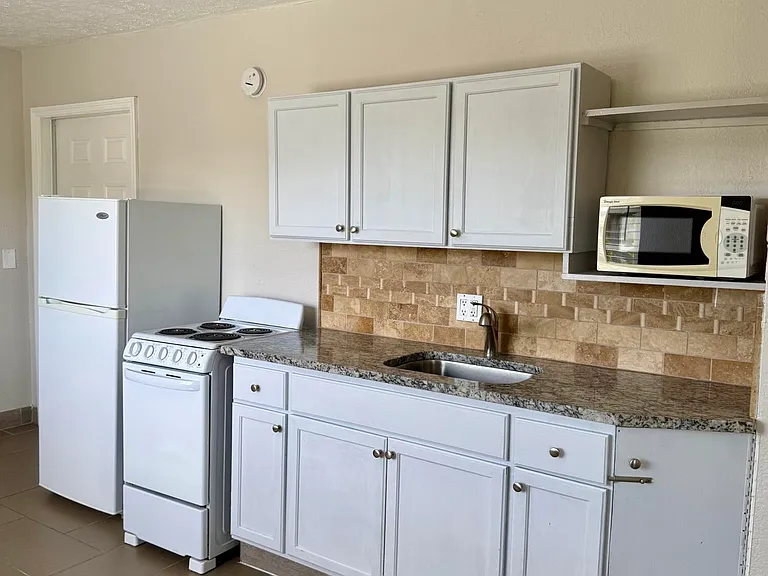 605 N Federal Hwy #14 — Photo 4