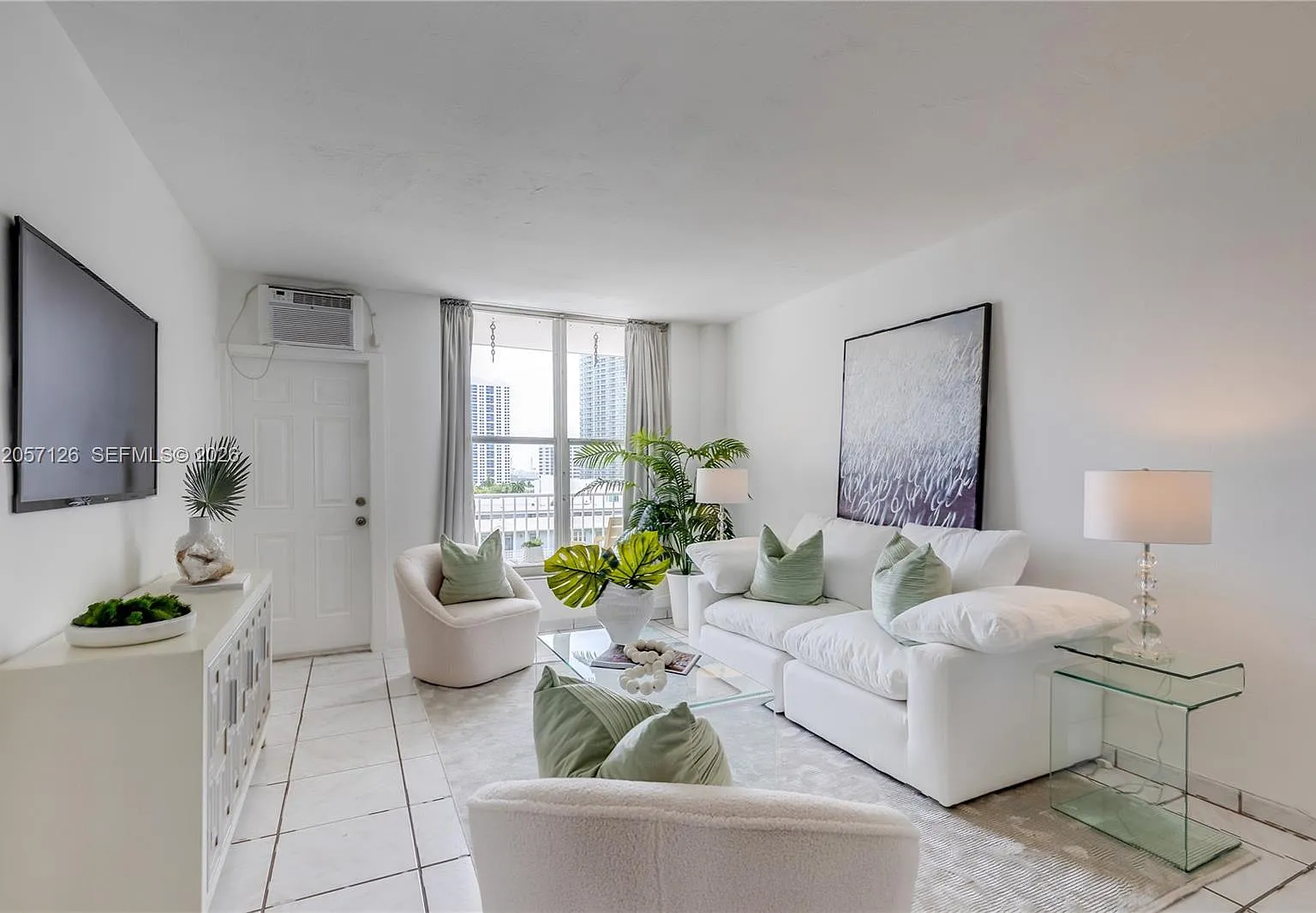 Lincoln Towers Condo — Photo 1
