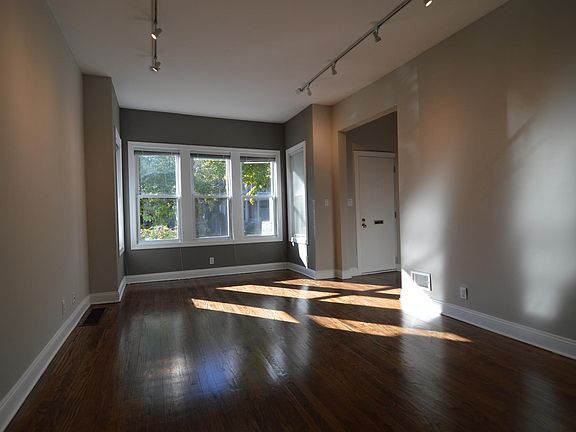 3rd image of 1440 W Melrose St #1