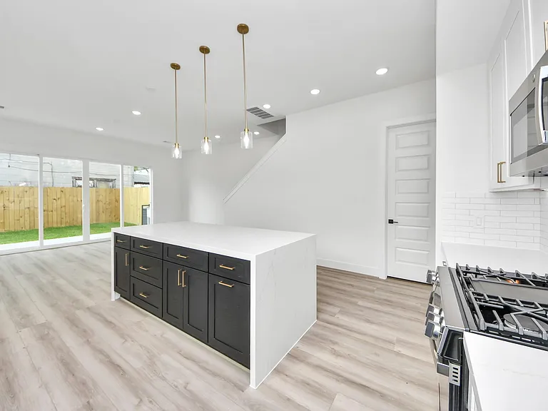 2408 Lorraine St — Photo 15