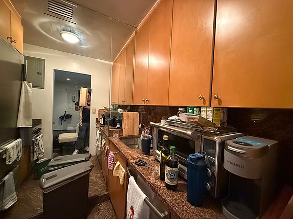 4th image of 166 E 63rd St APT 4E