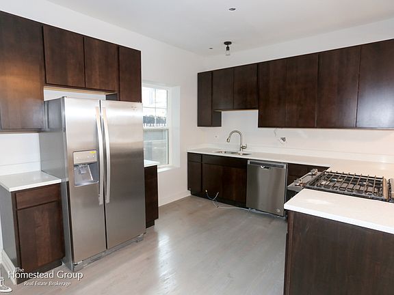 3rd image of 3753 N Leavitt St #1S