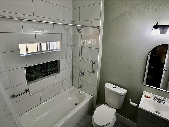 5th image of 2323 W Salinas St