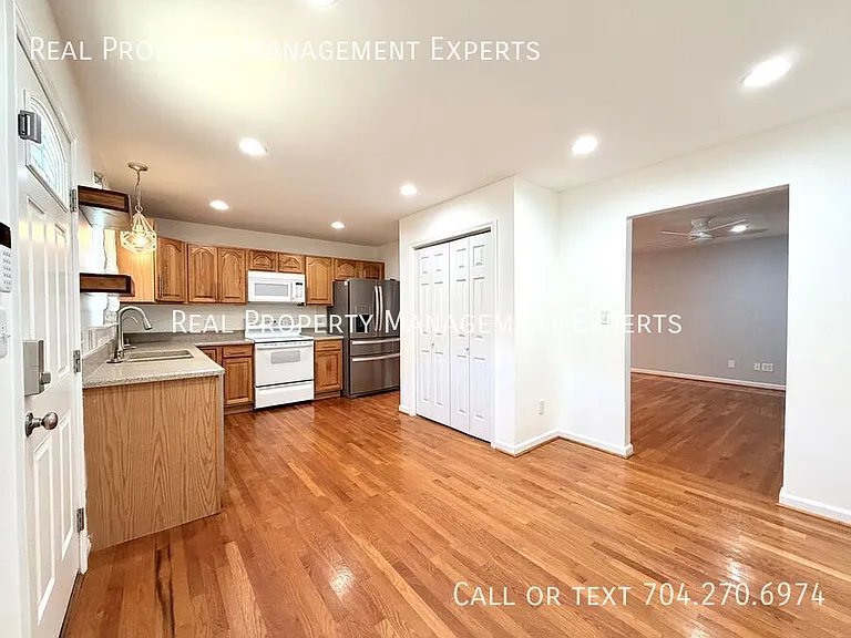 3733 Hayden Dr — Photo 4