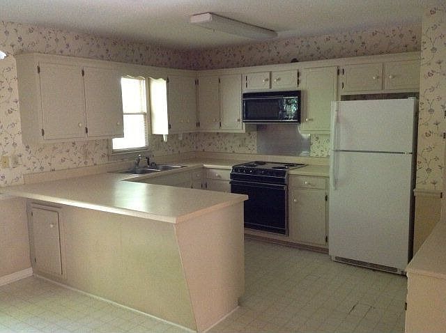 2nd image of 916 Crawford Cir