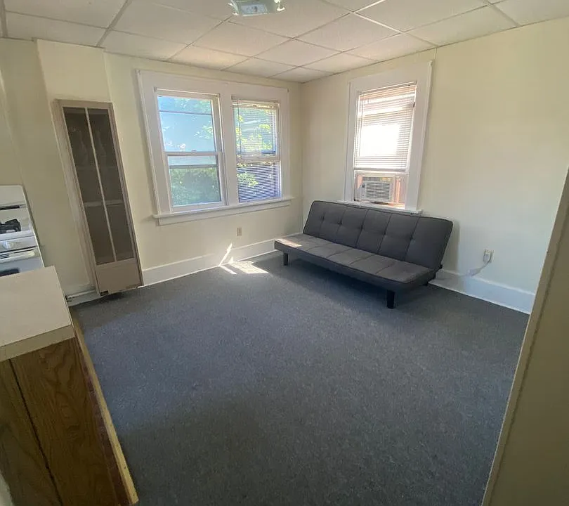 230 W 8th St