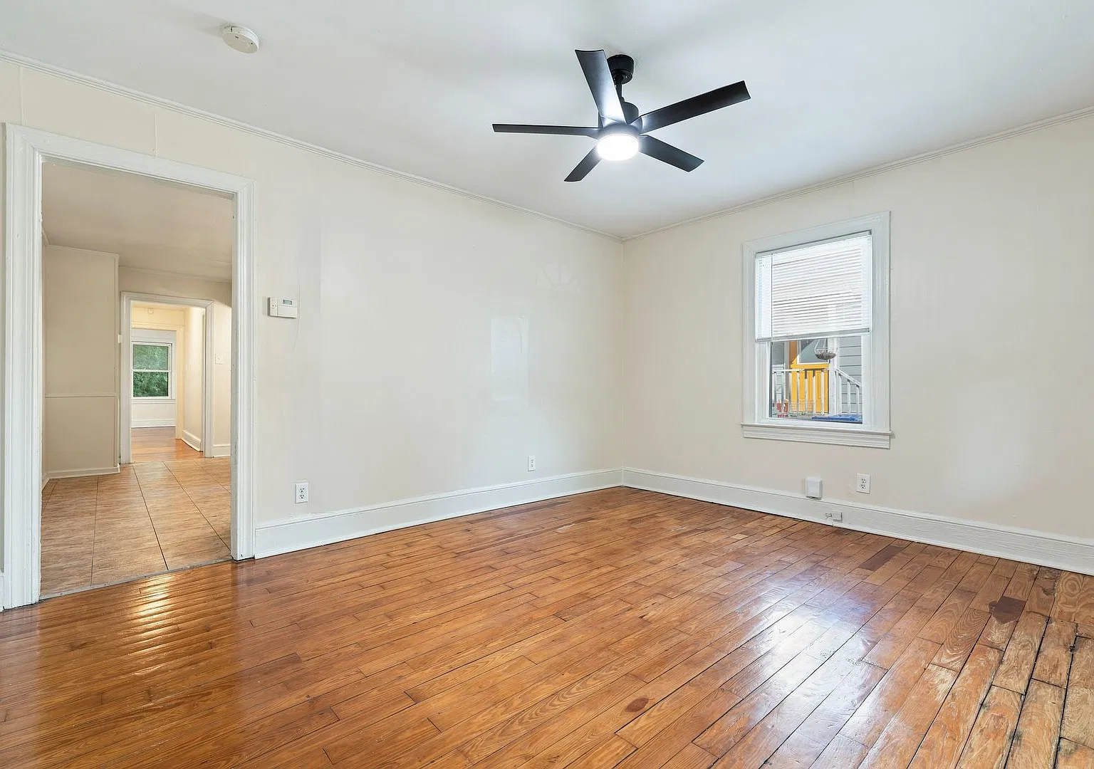 Updated 1be/1ba Duplex Unit A With Large Bonus Room + Privacy Fence — Photo 4