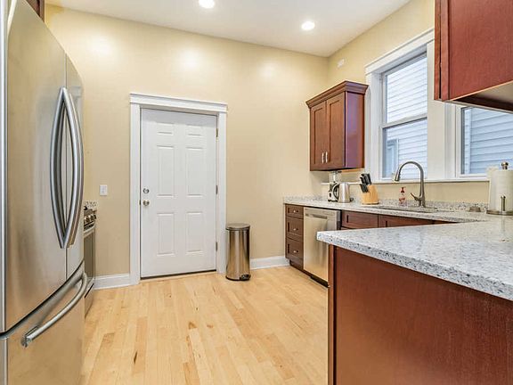 4th image of 2610 W Cortland St