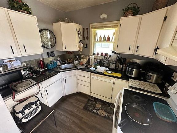 4th image of 213 Brown St