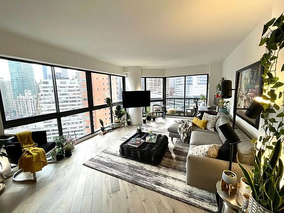 5th image of 200 E 61st St APT 20A